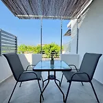 Modern With Garden, Near - El Greco No 2 Apartment